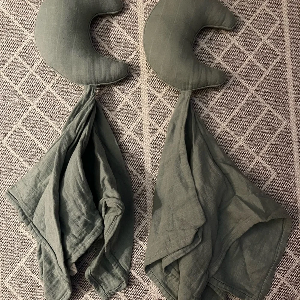 Mushie crescent moon lovey sage green set of 2